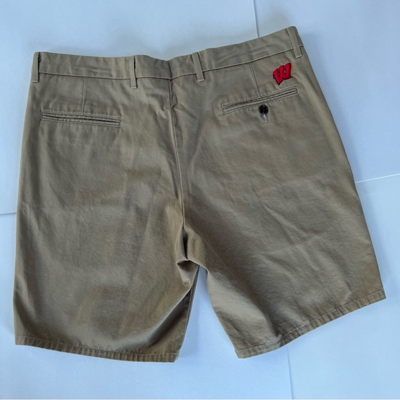 Dockers Shorts Game Day Men's Straight Fit Flat Front Wisconsin Badgers Size 38 - Picture 2 of 7